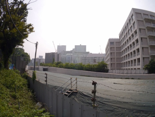 新宿御苑側からバイパスの予定地を見る。写真右は東京都立新宿高校の校舎